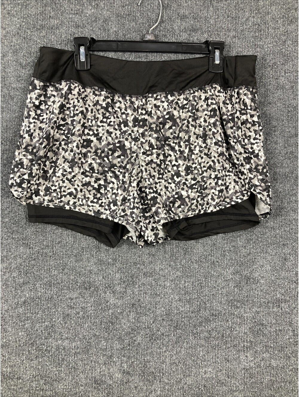 Danskin Now Women Large Semi-Fitted Black Lined Geometric Athletic Shorts EUC